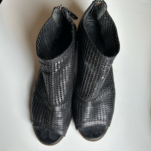 MoMa Sandals - Picture 2 of 4